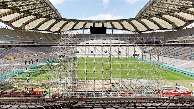 ‘2023 새만금 세계스카우트잼버리’의 하이라이트 행사인 ‘K팝 슈퍼 라이브’ 콘서트를 사흘 앞둔 8일 서울 상암월드컵경기장에서 무대 설치 작업이 한창이다. 연합뉴스