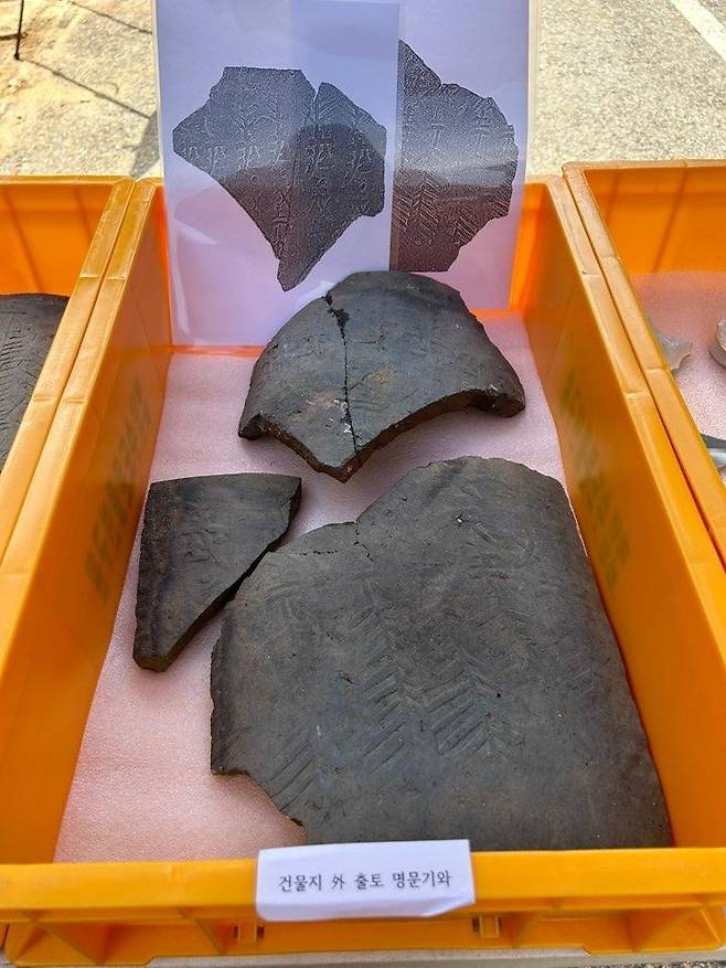 (서울=연합뉴스) 김예나 기자 = 서울 종로구 구기동의 한 건물 신축 부지에서 출토된 유물. 기와에 새긴 글자는 '장의사'(莊義寺)인 것으로 추정된다. 사진은 지난 4일 발굴 조사 현장에서 촬영한 것. 2023.8.9
yes@yna.co.kr