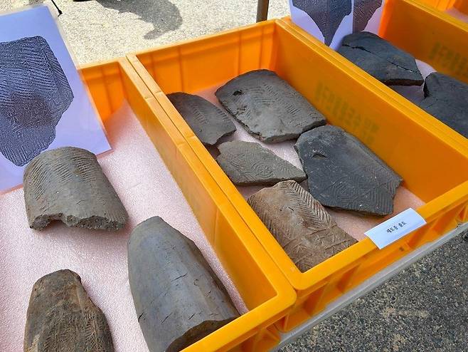 종로 구기동서 출토된 유물 (서울=연합뉴스) 김예나 기자 = 서울 종로구 구기동의 한 건물 신축 부지에서 출토된 유물들. 발굴 조사 결과 난방시설을 갖춘 건물터, 기와 조각 등이 확인됐다. 2023.8.9
yes@yna.co.kr