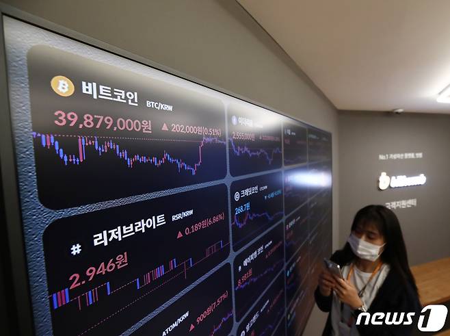 암호화폐 리플(XRP)을 발행하는 리플랩스가 미국 증권거래위원회(SEC)와의 소송에서 일부 승소하면서 리플이 폭등한 14일 서울 강남구 빗썸 고객센터 전광판에 비트코인 시세가 나오고 있다. 2023.7.14/뉴스1 ⓒ News1 김민지 기자