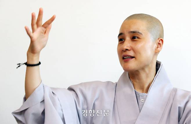 카메라 들고 전국 사찰 소개하는 경력 5년 차 유튜버 무여스님이 8일 서울 서대문구 홍대선원에서 경향신문과 인터뷰를 하고 있다. 서성일 선임기자