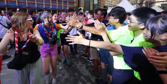 2023 새만금 세계스카우트 잼버리 참가 대원들이 9일 오후 서울 광화문광장에서 열린 '웰컴 투 서울 댄스나이트' 행사에서 다 함께 어울려 춤을 추고 있다. 연합뉴스