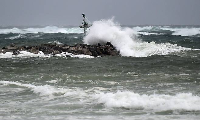 제6호 태풍 ‘카눈'이 북상 중인 9일 경북 포항시 남구 호미곶광장 앞바다에 높은 파도가 밀려들고 있다. 뉴시스