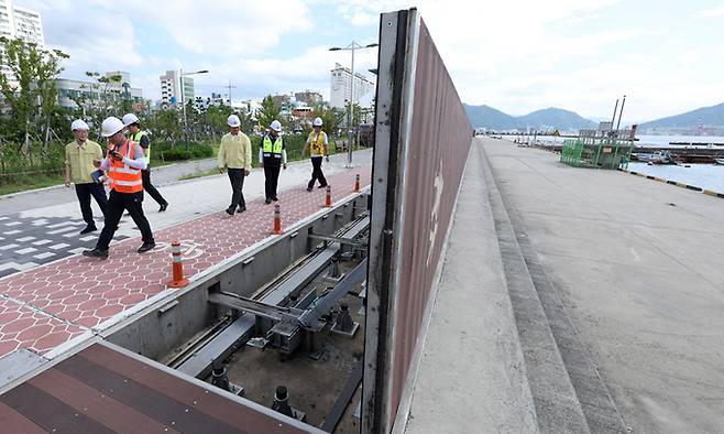 제6호 태풍 '카눈' 북상을 이틀 앞둔 지난 8일 경남 창원시 마산합포구 마산어시장 일대에 차수벽(기립식 방조벽)이 시험 가동되고 있다. 연합뉴스