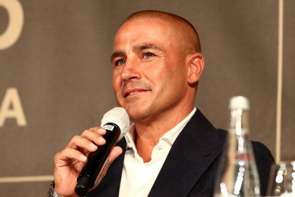 10일 영등포구 페어몬트 앰배서더 서울에서 열린 기자회견에 참석해 취재진의 질문에 답하는 파비오 칸나바로. 뉴스1