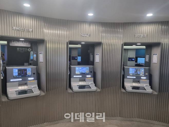 신한은행이 운영하고 있는 디지털라운지 우장산역점. 토요일 오전 9시부터 오후 5시까지 영업한다. (사진=정두리 기자)