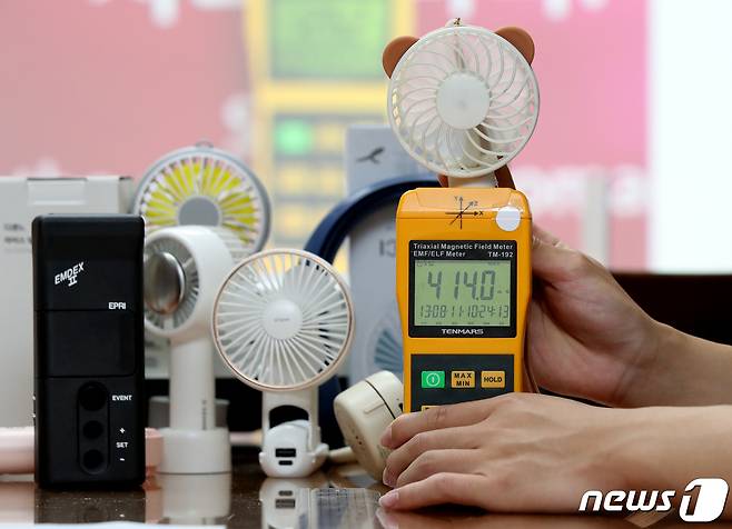11일 오전 서울 종로구 환경보건시민센터에서 열린 '생활 속 전자파 발생 및 노출실태 조사발표 기자회견'에서 연구원이 휴대용 손선풍기의 전자파를 측정하고 있다. 2023.8.11/뉴스1 ⓒ News1 구윤성 기자