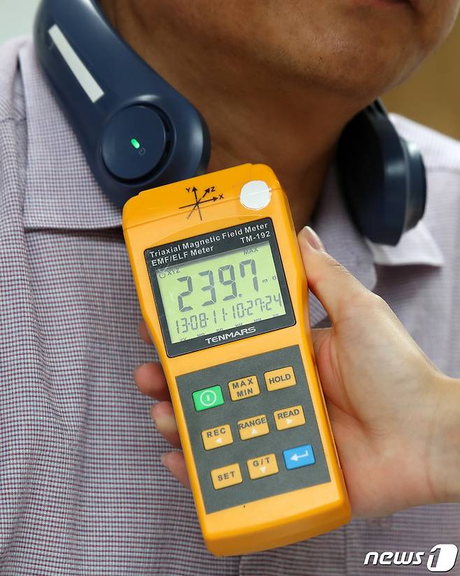 11일 오전 서울 종로구 환경보건시민센터에서 열린 '생활 속 전자파 발생 및 노출실태 조사발표 기자회견'에서 연구원이 목걸이형 선풍기의 전자파를 측정하고 있다. 2023.8.11/뉴스1 ⓒ News1 구윤성 기자