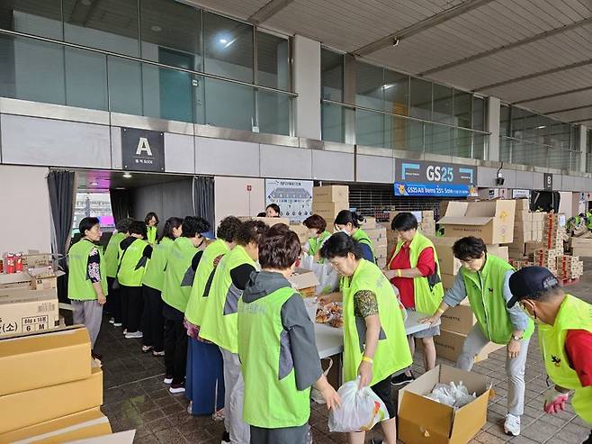 11일 서울 상암월드컵경기장에서 자원봉사자들이 간식을 옮기고 소분하고 있다. 사진=최재성 기자