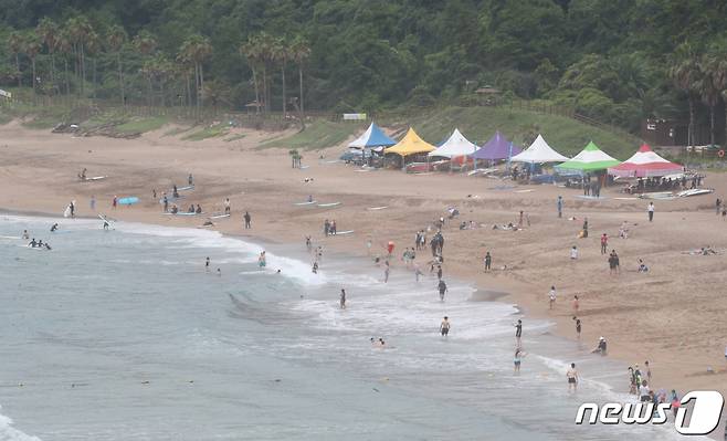 (서귀포=뉴스1) 오현지 기자 = 제주 서귀포시 중문색달해수욕장에서 도민과 관광객들이 해수욕을 즐기고 있다. 2023.7.2/뉴스1 Copyright (C) 뉴스1. All rights reserved. 무단 전재 및 재배포 금지.