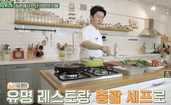 At  ⁇  secondonHouse  ⁇ , chef Kang Leo appeared with his daughter Amy and laughed about the song of his wife Park Seon-ju.Kang Leo appeared with her daughter at KBS2TV  ⁇  second House broadcast on the 10th.On this day, Ju Sang Wook and Jo Jae-yoon went to help the pumpkin field of 1,200 pyeong.There, Jo Jae-yoon discovered that there was a composer and singer Park Seon-ju husband, star chef Kang Leo.He said that the owner of the garden was born in a farmers house and grew up in a farmers house.My daughter, Gangsol Amy, also appeared with me and I often came to the garden with my dad.Ju Sang Wook and Jo Jae-yoon, who learned pumpkin picking skills from farmers, began harvesting in earnest, and also showed off their fantastic breath with Kang Leo, the first woman they met.At this time, Jo Jae-yoon said that the original song was Park Seon-ju, but it was Naul, humming the song of Kang Leos wife Park Seon-ju.The actual original song is Park Seon-ju. Kang Leo told me that he was Naul, and I heard Naul.Also, at the end of the broadcast, Kang Leos dinner was announced, and the summer recreation ceremony, which added to the fireworks display, was anticipated.Meanwhile, Park Seon-ju and Kang Leo got married in 2012, and in the same year, they held their daughter Kang Sool Amy in their arms.In particular, Kang Leo is in Gyeongseong, South Jeolla Province, and Park Seon-ju is in Jeju Island because of her daughters school problem.In addition, Park Seon-ju said, I thought I needed time to think and understand each other at a reasonable distance.In this rumor, Park Seon-ju is a man who has already grown up and lives his own life.My child has not grown up yet and I have an obligation to protect him. He told me why he lives in Jeju Island. He said, Divorce and show window couple? I think that happiness is the happiest family. 