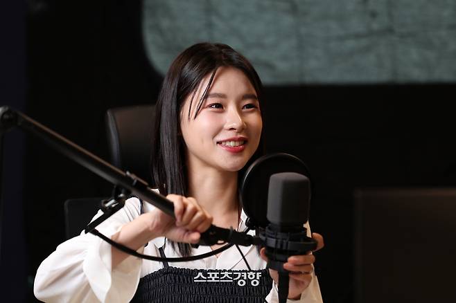 OBS 라디오 ‘뮤직익스프레스‘ DJ 김지유 아나운서가 지난 8일 경기 수원시 OBS 라디오 스튜디오에서 스포츠경향과 인터뷰에 앞서 포즈를 취하고 있다. 사진 정지윤 선임기자