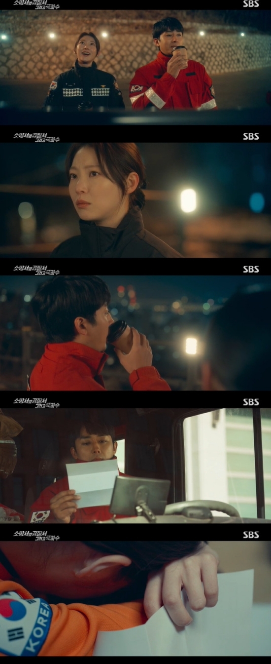 The police station next to the fire station a Gong Seung-yeon read Son Ho-jin!On the 11th, SBS drama Police station next to fire station season 2 The police station next to the fire station a, tongue-in-cheek (Gong Seung-yeon)) And a tearful figure was drawn.On this day, tongue-in-cheek organized the locker of the bong help with and found a hidden suicide note between the books. Tongue-in-cheek recalled what he had said when he was a freshman.At the time, Bong Help with said, Did you write a suicide note? Did you come to Taewon about a month ago? If you came in about a month, write a suicide note. And put it in the locker. If you can not come back, ask your colleagues to look for it.Tongue-in-cheek wondered, Should I expect not to come back? And Bong Help with said, Just do a year of fire fighting. You know what I mean.In particular, tongue-in-cheek read the suicide note.If the day comes when I can not get out of the fire, so if you read this, I would just be relieved by the fact that you were not next to me at that moment. Photo = SBS Broadcast screen