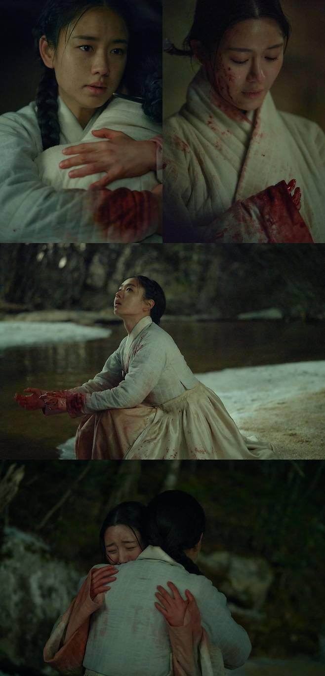  ⁇ Couple ⁇  Ahn Eun-jin and Lee Da-in are covered in blood. What the hell happened to them?Lamar Jackson  ⁇  Couple  ⁇  (planned by Hong Seok-woo / directed by Kim Sung-yong Chun Soo-jin / playwright Hwang Jin-young) is a human history melodrama that deals with the love of couples and the vitality of the people through the Qing invasion of Joseph.In the second broadcast on August 5, the news of the outbreak of the Qing invasion of Joseon was reported, and in the third broadcast on August 11, the horrors of the war were revealed in earnest and gave a great shock to the house theater.The larvae of the peaceful Neunggun-ri village came out to the Righteous Army, shouting for a cause and a cause, but the reality was so different from what they had imagined.The righteous army was ruthlessly killed in the attack of the massive Military of the Qing Dynasty, which failed to reach Namhansanseong Fortress, where the king fled, let alone protect the king.As soon as the sickness of King invasion of Joseph reached the people, viewers watched with anxiety and sadness as to how heartbreaking situations would unfold.In the midst of this, the production team of  ⁇ Couple ⁇  released a cleavage moment of Mr. Aigi Yu Gil-chae (Ahn Eun-jin) and Kyung Eun-ae (Lee Da-in) who grew up nicely in Neunggun-ri ahead of the 4th broadcast on August 12, drawing attention.In the photo, Yu Gil-chae and Kyung Eun-ae are hugging each other with red blood on their faces and hands for some reason.Earlier, the production team of  ⁇ Couple ⁇  made headlines by revealing the images of the two Mr. Aigi who left jinan-gil in the fluttering snow. At that time, the two Mr. Aigi were dressed clean and warm.What happened to the two Mr. Aigi? It is pathetic and curious to see what kind of a cleavage of fate the two women, who grew up fine, will be swept away in the war.In relation to this, the production team of  ⁇ Couple ⁇  begins the hardships of the four main characters in earnest from the fourth episode, which is broadcast today (12th). Among them, Yu Gil-chae and Kyung Eun-ae face a shocking and tragic situation that they could not even imagine in their previous lives.Ahn Eun-jin and Lee Da-in The two actors portrayed a cleavage situation of Yu Gil-chae and Kyung Eun-ae with delicate and dramatic acting power.As the admiration was poured out on the spot, I would like to ask for your interest and expectation on how it will be portrayed in Lamar Jackson.MBC gilt de Lamar Jackson  ⁇  Couple  ⁇  4 times will be broadcast at 9:50 tonight on Saturday, August 12th.