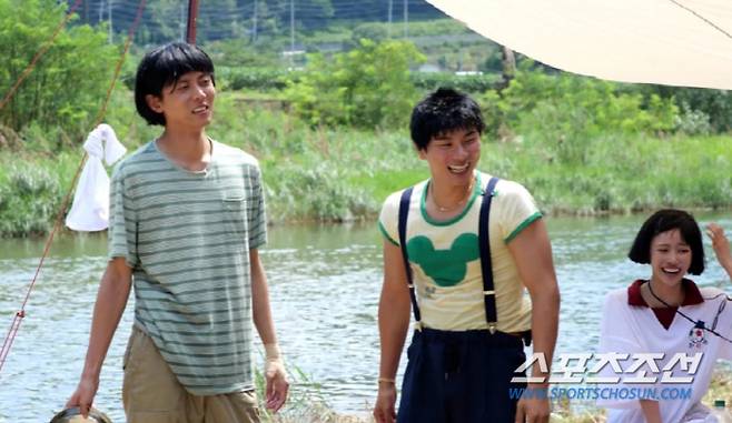 Iamerica was thrilled with breast quality-adjusted life year. Lee Yi-kyung s chest size confrontation 1 loss of doubt .MBCs What are you doing when you play?, which aired on the 12th, depicted Yoo Jae-suk, a teacher who left for a summer field trip to Jeongseon, Gangwon Province, and students.On this day, Yoo Jae-Suk saw Lee Yi-kyungs outfit during the opening ceremony and said, Do you want to wear it so burdensome?Lee Yi-kyung boasted a tight-fitting muscle-fit style, and Joo Woo-jae teased that the chest is the biggest here.Suddenly, Iamerica exploded and added a laugh, shouting: No! Cant you see me?Haha said, This is a quality-adjusted life year, so its big. Iamerica said, No, thats mine. Park Jin-joo laughed, saying, Did the building bend?Joo Woo-jae also laughed, saying, Today, Im all over the place. This is a reference to Iamericas SNS Quality-adjusted life year controversy, which was a hot topic last week.But Iamerica continued to insist that its mine to the end.Those who arrived in the village for experiential learning then took The Speech exercise before entering the valley.Then Haha secretly approached Yoo Jae-Suk and said, I saw america bikini The Speech to get into the water. I can not see it.Yoo Jae-Suk said, Now Haha is talking, and one of my friends is wearing bikini The Speech to get into the water here.Joo Woo-jae said to Iamerica, If you look at the water, you just think about bikini mouth. Iamerica said, You surprise me!