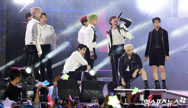 In the jamboree concert, a sudden kiss scene was captured and collected.The K-pop Super Live (hereinafter jamboree Concert), which marks the finale of the 2023 Saemangeum WorldSkout jamboree Competition, was held at the Seoul World Cup Stadium in Sangam-dong, Mapo-gu, Seoul, in the afternoon of the 11th.The event was broadcast live on KBS 2TV.On this day, the event was as unique as the worlds 40,000 Skout Great circles gathered to enjoy the beauty of the 2023 Saemangeum WorldSkout jamboree competition and enjoy the K-Pop Stage.At the end of the twists and turns, the 19 teams that finally joined the lineup prepared a stage of various genres and styles ranging from global hits to the latest songs, bringing out the hot cheers of jamboree Great circles.At the end of the hard journey, the other great circles made their last memories as they enjoyed the jamboree Concert with a heartfelt heart.The great circles captured by the live broadcasts showed that they enjoyed jamboree concert, such as dancing, dancing, gathering and taking certified photographs.As K-pops status has risen significantly in the global music market, they were great circles enjoying every moment from rookie Stage to popular idol Stage.Among them, the appearance of the great circles captured at the time of the PSY Cus Stage attracted the attention.PSY Cus DO or DIE During the stage, the audience was caught by the camera, and two great circles of men were excited and enthusiastic.Everyone was puzzled by the Kiss production at the ballpark Kiss time.In particular, the scene was watched by fans around the world on YouTube channels as well as broadcasts, and the sudden Kiss time, which had never been seen before, was enough to surprise everyone.As a result, the video clip of the two kissing has spread rapidly through various online communities and platforms.I can not believe it, I doubted my eyes, This is not a baseball field, and Why do I want Kiss time at jamboree Concert?