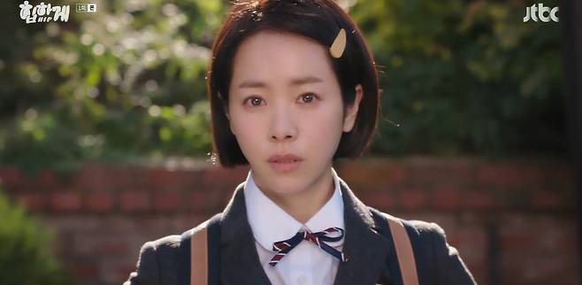 Heapily Han Ji-min turned into a bubbly high school studentIn the JTBC Saturday-Sunday drama heapily, which first aired on the 12th, the past of Yebun (Han Ji-min) was depicted.Han Ji-min was able to complete the uniform with beautiful looks without discomfort.Ye-bun met her mothers friends daughter, Bae Ok-hee (Ju Min-gyeong), and they adapted to school.Then, like Pabbie, who was a livestock hospital, he succeeded in going to veterinary school and left the ant house. The story was about 15 years later and he was running a veterinary hospital.Yes, the people who came in because of the paper in front of the hospital, which is called small pig specialty, laughed as if they were accustomed to saying, It is not here.Photo = JTBC broadcast screen