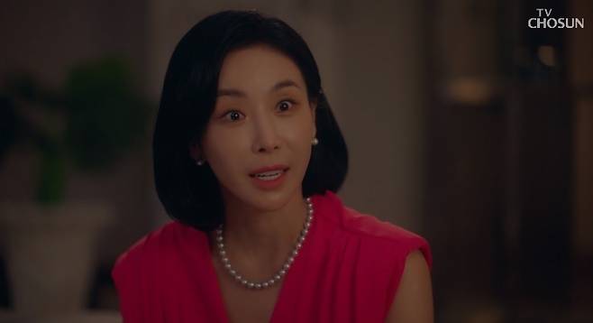Han Eun-jung shocked Park Joo-Mi by asking for seed.In the 14th episode of TV Chosuns weekend mini-drama Lady Durian (played by Lim Sung-han / Director Shin Woo-chul and Jung Yeo-jin), Lee Eun-sung (Han Eun-jung), who had Durian (Park Joo-Mi) examined by obstetrics and gynecology, revealed his ulterior motive.Lee Eun-sung told Durian that womens health is important, and she received a gynecologic examination. I am very good without a uterine horn. I am satisfied with the result that I can get pregnant this month.Lee Eun-sung later told Durian, Ill be honest with you, so please listen without prejudice. What do you think of my husband (Kim Min-joon)? I feel its not bad, is it?You know women, I thought.I thought about what direction we would all benefit from. I gave up the problem of the child completely. But when I saw Durian, I changed. Do not you want to give birth to him?Think about it, he said. I feel sorry for him. He is a person who is more sincere and warm-hearted than anyone else.It means we accept Durian as part of our family.Lee Eun-sung responded to Durians negative response by saying, You can have a baby. Sawzer! (Lee Da-yeon) I have had a husband (Park Eon, Yoo Jung-hoo). Are you going to grow old alone?If you meet the wrong bad guy, it is a dangerous world than you think. Sawzer! Is going to be good in the future. I will surely come out this time, and then I will have a brilliant life as an actress.Its peoples minds that change, depending on the circumstances. Will you stop a nice guy from appearing? Ill live with my mother-in-law for the rest of my life, Kim Sawzer!