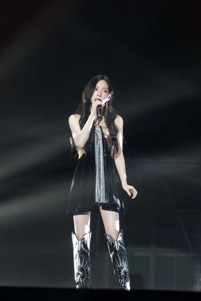 Taeyeon finished the Bangkok concert with great success.On August 14, according to SM Entertainment, Taeyeon held a solo concert  ⁇ TAEYEON CONCERT - The ODD OF LOVE in BANGKOK ⁇  (Taeyeon Concert - The Ode of Love in Bangkok) at Thailand Bangkok Impact Arena (IMPACT ARENA) on August 12-13.Taeyeon has achieved high quality performance with its unique music world and performance.Previously, Taeyeon won the title of Korean Solo Singer, Thailands first solo concert with  ⁇ TAEYEON solo concert  ⁇ PERSONA ⁇  in BANGKOK ⁇  (Taeyeon Solo Concert  ⁇ Persona ⁇  Bangkok) in 2017.She was then recorded as the first Korean female solo singer to hold a solo concert in Thailand for two days in December 2018 with the  ⁇ s...TAEYEON Concert ⁇  (apostrophe S...Taeyeon Concert).This time, the Korean female solo singer sold out the two performances at the Imfact Arena for the first time, proving once again the unchanging local popularity and high influence with the new record.Taeyeon strongly decorated the opening with  ⁇ INVU ⁇ .It was followed by  ⁇ Can ⁇ t Control Myself ⁇ (Cant Control Myself ⁇ ),  ⁇ Some Nights ⁇ ,  ⁇ Set Myself On Fire ⁇ , etc. ⁇   ⁇   ⁇   ⁇ 이 ⁇   ⁇   ⁇   ⁇   ⁇   ⁇   ⁇   ⁇   ⁇   ⁇   ⁇   ⁇   ⁇   ⁇   ⁇   ⁇   ⁇   ⁇   ⁇   ⁇   ⁇   ⁇   ⁇   ⁇   ⁇   ⁇   ⁇   ⁇   ⁇   ⁇   ⁇   ⁇   ⁇   ⁇   ⁇   ⁇   ⁇   ⁇   ⁇   ⁇   ⁇   ⁇   ⁇   ⁇   ⁇ 니다. (Stress)  ⁇  and so on for about two hours to give a total of 24 songs and got a hot response.Fans who visited the performance venue also impressed Taeyeon with a card section event with phrases such as  ⁇ TY4EVA (TAEYEON Forever) ⁇  (Taeyeon Forever) and  ⁇ Taeyeon Country ⁇ .Taeyeon concludes the Asia Tour for the last time at the Singapore Concert on August 19-20.