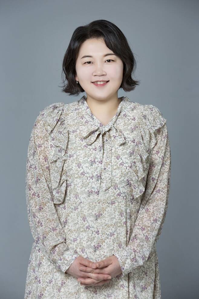 Lee Sun-hee proved to be a luxury new SteelSeries in  ⁇ concrete Utopia ⁇ .The movie  ⁇  concrete Utopia (director Um Tae-hwa), which was released on August 9, is a disaster drama depicting the story of survivors gathering in the only remaining imperial palace apartment in Seoul, which has been ruined by a major earthquake.Lee Sun-hee was a resident of the luxury Apartment Dream Palace near the Imperial Palace Apartment, but the building collapsed and survived with his son and Jumong (Kwon Eun-sung) living in the imperial palace Apartment Min-sung (Park Seo-joon) and Myung-hwa (Park Bo-young) I took the role of Jumong mother.Lee Sun-hee maximized the immersion feeling by realizing the desire to permeate into the imperial palace apartment from the place of life that had turned into ruins in the strong wind.In particular, the first appearance of a narrow open door that desperately appeals to the child from the sound of knocking on the door of the house of Minsung and Myeonghwa, which clearly convey the imminent situation, made a strong impression.