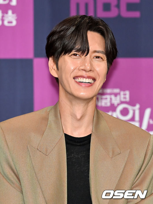 Actor Park Hae-jin, who has not been able to mention Personal Life for the past 17 years, first revealed his family history on the air.He seemed to have grown up in a happy family because he was usually bright. He was a child when his parents were divorced and lived in a single parent family.Park Hae-jin made her debut in 2006 as a well-known 7th princess, and received a lot of love as a young and old character. Since then, she has become a leading actor and became a top actor.Drama  ⁇  My daughter Seo Young Lee  ⁇   ⁇   ⁇ ,  ⁇   ⁇   ⁇   ⁇   ⁇   ⁇   ⁇ ,  ⁇  Doctor Gentile  ⁇   ⁇   ⁇ ,  ⁇   ⁇   ⁇   ⁇   ⁇   ⁇ ,  ⁇  Cheese in the Trap  ⁇ ,  ⁇   ⁇   ⁇   ⁇   ⁇   ⁇   ⁇   ⁇ ,  ⁇   ⁇   ⁇   ⁇   ⁇  Intern  ⁇  I did my work.As an actor, Park Hae-jin is well known to the public, but it was difficult to meet Park Hae-jin.It was not easy to listen to Personal Life because I could not see the new aspect of Park Hae-jin because there were few performances.In addition, Park Hae-jin is one of the stars who thoroughly manages Personal Life.However, on the 13th, SBS appeared in the  ⁇   ⁇   ⁇   ⁇   ⁇   ⁇ . Last April, MBC  ⁇  Save me! It was an entertainment appearance in a year and a half after appearing Holmes  ⁇   ⁇ .Park Hae-jin has also revealed his personal life, as it is an entertainment show that shows the daily life of entertainers. It was the first time in 17 years that he confessed his family history.Park Hae-jin said that he lives with his mother and sisters family. It turns out that there was a pain in the past when the family was separated. He confessed that his parents were separated from each other.I lived with my sister and my father until I was 3 years old. After that, I was left to my family and my family and lived scattered with my sister. Park Hae-jin has been living with his mother for 16 ~ 17 years and has been living with him for the past 13 years since he was born. Niece and nephew have been raised completely.When asked if he was comfortable with the whole family living together, Park Hae-jin said, I am uncomfortable, but I am not attached 24 hours a day. The house is also multi-storey. He said, I use the upper floor and the family lives below.There is a door that goes into the double layer. It is connected to the bottom and there is a separate entrance. Shin Dong-yeop asked, What is your girlfriend? Park Hae-jin is not a structure that can come to you.Park Hae-jin replied, I do not mind, but I still keep it.He said, There are pictures and letters in it, a cell phone ring given by his friend, and a picture drawn directly on a cup holder. Kim Jong Kooks mother advised him that it was a seed of misfortune.Park Hae-jin, who has been able to meet only through his works. He confessions Personal Life such as family history through our ugly kitten, and narrows the distance with the public with friendly charm.SBS  ⁇   ⁇   ⁇   ⁇   ⁇   ⁇   ⁇  broadcast capture