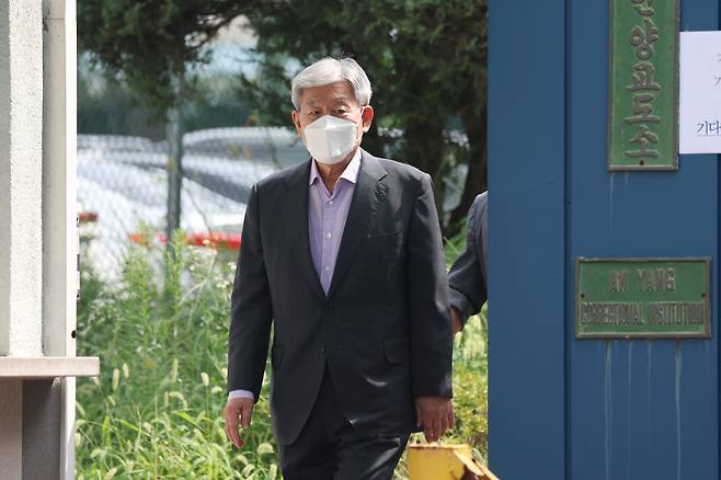 14일 경기 안양교도소에서 원세훈 전 국정원장이 가석방 출소하고 있다. ⓒ연합뉴스
