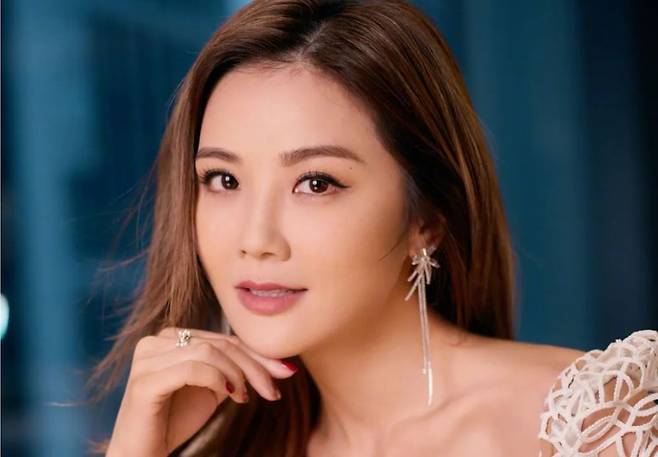 The Hong Kong star couple broke up after six years of dating.According to a number of foreign media outlets on the 13th (local time), Hong Kongs singer and actor Chae Tak-yeon! (40) broke up with his male friend Shung Chong.The two of them have been dating for over six years, introducing each others families and developing into a semi-cohabitation relationship, but eventually parted.It is said that the reason for the breakup of the two is a windy air of the Siegun. Also, Chae Tak-yeon! and Siegun had different views on marriage and had no choice but to breakup.According to sources, Siheng Chong frequented nightclubs and held private meetings with female friends.On the other hand, Chae Tak-yeon! devoted most of his time to Shiheongchong, besides his daily promise, and had no other meeting with his marriage in mind.However, it has been known that he has acted dishonestly whenever Chae Tak-yeon! Is abroad. It has also been speculated that he has a close relationship with a characteristic female entertainer in the industry due to his usual windy air.Chae Tak-yeon! Was told that it was difficult to find a new spouse and tried to maintain the relationship.Nevertheless, through many acquaintances recently, I learned that Sihongchong was surrounded by female entertainers and rumors, and I had no choice but to end the relationship.Chae Tak-yeon! has been traveling for three months to relax after Breakup.He traveled to Thailand with his family in May and recently traveled to Switzerland with his mother.After returning to Hong Kong, he traveled to Korea with his close friends.On the other hand, Chae Tak-yeon!, a singer metaphase division, secretly married in 2006, and later announced his divorce at the same time he acknowledged the marriage of the metaphase division in 2010.In the same year, Chae Tak-yeon! Revealed their devotion to their agencys junior singer Jin Wi-jung, but they announced Breakup in 2015.