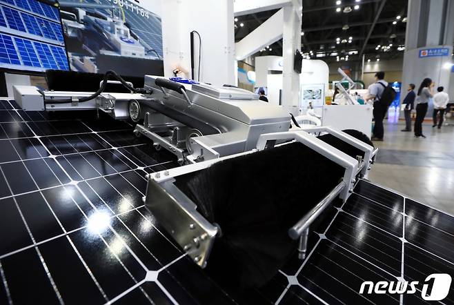 27일 경기도 고양시 일산서구 대화동 킨텍스에서 열린 2023 세계 태양에너지 엑스포에 전시된 (주)동이에스코의 태양광패널 청소 로봇이 눈길을 끌고 있다. 이날부터 시작된 엑스포는 신기후체제 출범으로 화석에너지의 설자리는 더욱 좁아지고 신재생에너지의 비중이 높아지고 있는 가운데 태양광 관련 제품과 설비 그리고 태양광발전소 투자를 비롯해 에너지 거래플랫폼을 한자리에서 만나볼 수 있다. 2023.6.27/뉴스1 Copyright (C) 뉴스1. All rights reserved. 무단 전재 및 재배포 금지.