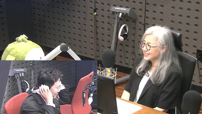 Author Kim Eun-sook has revealed the behind-the-scenes cast of Gong Yoo, who worked with her in Guardian: The Lonely and Great God.KBS Happy FM Song Jin-woos Brave Radio featured on August 15 featured drama writer Kim Eun-sook as a guest.On this day, Kim Eun-sook cited Gong Yoo when asked about the actor whose first meeting was impressive.Kim Eun-sook said, I met at the place where I suggested Guardian: The Lonely and Great God and I was afraid of drama.I talked for eight hours to explain myself about the fear. Kim Eun-sook said, Ive never seen such a serious and honest actor as Gong Yoo. So I honestly told him everything. He threatened me by saying, I wont go if you dont allow me.Kim Eun-sook said, Some of the supporting actors usually say that. Someone said, You changed my life.Thank you for making me a proud father. I am very good now and I am still called by the name of the character.