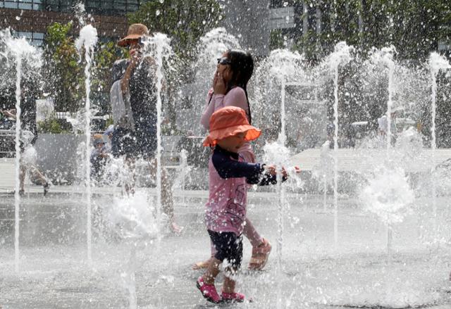 동해안과 제주도를 제외한 전국에 폭염특보가 발효된 15일 서울 종로구 광화문 광장을 찾은 어린이들이 물놀이를 하며 더위를 식히고 있다. 뉴스1