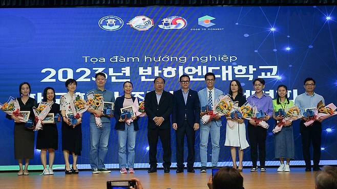 베트남 반히엔대학교 강연에 참석한 김대광 챕터서울 대표(왼쪽에서 네 번째) / 출처=챕터서울