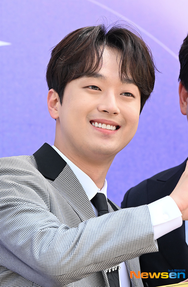 Singer Lee Chan-won reopens the film.On August 17, the companys green snakeTN Entertainment said, I respect the artists will and will reopen the film again on the 17th, starting with JTBC entertainment Tokpawon 25 oclock recording.In addition to Tokpawon 25 oclock, Schedule, including fixed-appearance programs and follow-up films, is also being coordinated.Lee Chan-won has previously focused on Retrieval, taking a break from Film with a minor Accident.Hello, Im JG STAR who is in charge of promoting the singer part of green snakeTN Entertainment.Lee Chan-wons Film reopening and future Schedule will give you the official position of green snakeTN Entertainment.Hello, Im Green SnakeTN Entertainment.First of all, I would like to thank all those who always give generous support to the artist. I would like to talk about Lee Chan-wons future schedule.Earlier, Lee Chan-won temporarily stopped Film with a minor accident, but since then he has been resting and concentrating on condition management and Retrieval.In particular, I respect the artists willingness to communicate with Chance as soon as possible, and I will reopen the film again on the 17th, starting with JTBC entertainment Tokpawon 25 oclock recording.In addition to Tokpawon 25 oclock, Schedule such as fixed-appearance program and follow-up film is also being coordinated. Please give warm support to Lee Chan-won who came back after a short break.Once again, I would like to express my gratitude to all those who love Lee Chan-won, and I will always be an agency that puts the health of the artist first.Thank you.