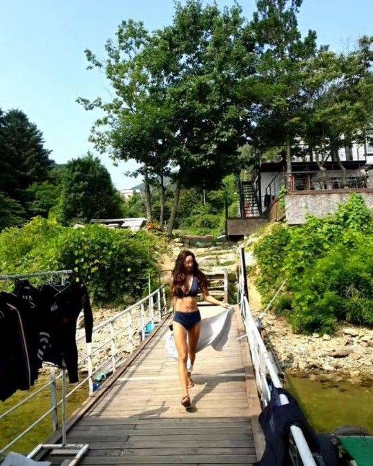 배우 최여진이 계곡에서 비키니를 입고 당당하게 걷고 있다. 출처=최여진SNS
