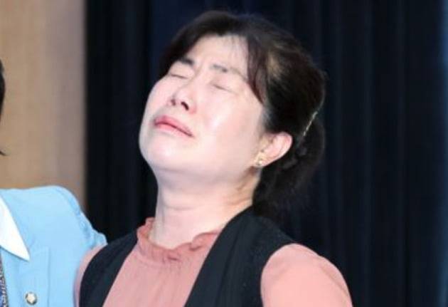 2년여 전 거제도 앞바다에서 실종된 김종안씨의 친누나 김종선씨가 14일 오전 서울 여의도 국회 소통관에서 구하라법 통과 촉구 기자회견을 열고 54년 만에 나타난 생모가 동생의 사망 보상금을 모두 가져가려고 해 억울하다며 울분을 토하고 있다. /사진=뉴스1