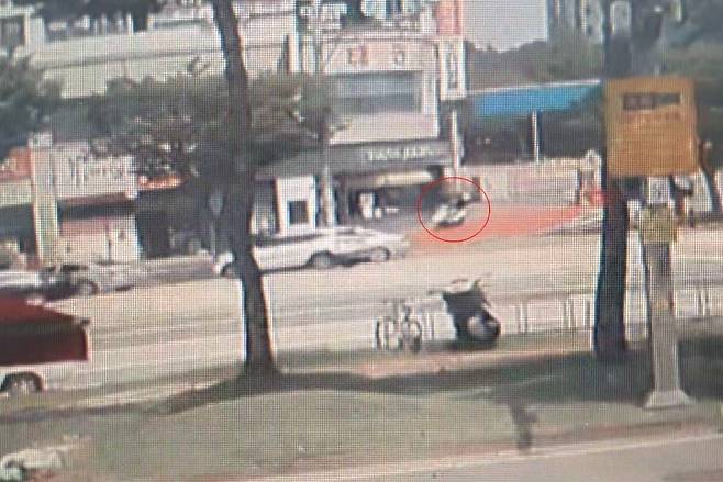 18일 대전 서구 관저동 한 신협에 헬멧을 쓴 남성이 침입해 현금 약 3900만원을 빼앗아 달아났다. 사진은 범행하기 위해 오토바이를 타고 신협으로 가는 용의자 모습. /사진=연합뉴스
