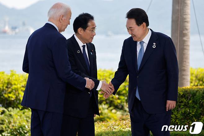 (히로시마 로이터=뉴스1) 최종일 기자 = 윤석열 대통령과 조 바이든 미국 대통령(맨좌측), 기시다 후미오 일본 총리(가운데)가 21일 히로시마 주요 7개국(G7) 정상회의를 계기로 히로시마에서 열리는 3국 정상회담을 위해 만나 인사를 나누고 있다. ⓒ 로이터=뉴스1 Copyright (C) 뉴스1. All rights reserved. 무단 전재 및 재배포 금지.
