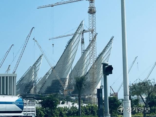 영국으로부터 진품 소장품등을 10년간 임차해 개관 예정인 자이드 국립박물관이 신축되고 있다. 김형수기자