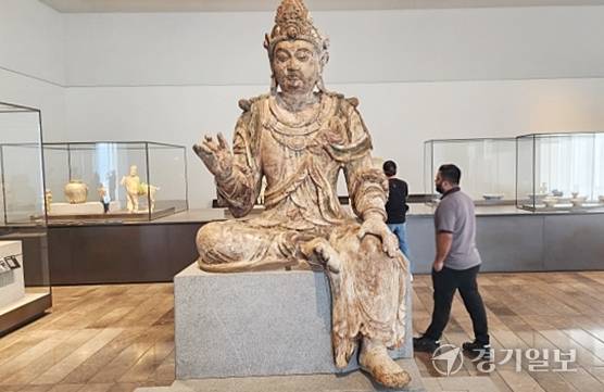 루브르아부다비 박물관에는 이슬람은 물론 기독교, 불교의 진품들이 전시돼 전세계에서 찾아온 관람객들의 호기심을 자아 내고 있다. 사진은 15세기 인도 불상. 김형수기자