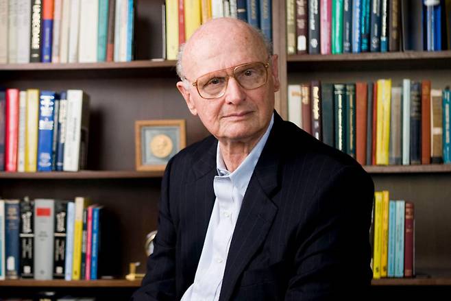 포트폴리오 개념을 도입해 ‘분산 투자’ 분야를 개척한 노벨 경제학상 수상자 해리 마코위츠. ⓒUCSD 홈페이지 갈무리