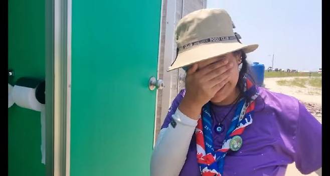 새만금 잼버리 대회에 참가했던 칠레의 한 대원이 비위생적인 재래식 화장실을 보며 눈을 가리고 있다. (Patio Scout 유튜브 영상 갈무리)