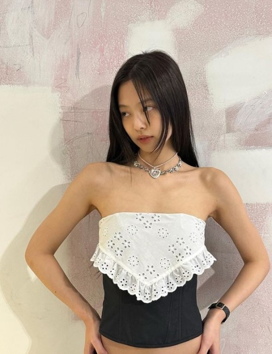 Group BLACKPINK Jennie Kim showed off her slim figure.Jennie Kim posted several photos on social media on Tuesday with the caption NYC (New York City).The photo shows Jennie Kim wearing a variety of clothes while shopping in the United States of America New York City.Jennie Kim commands attention as she showcases her straight abs in a crop shirt and midi skirtIn another photo, Jennie Kim showcased her slender waistline in a crop T-shirt and long skirt, while also looking chic in a shoulder-length top.Meanwhile, Black Pink, which includes Jennie Kim, is currently on a world tour called BORN PINK at the United States of America.