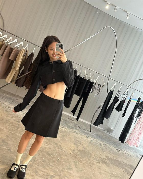 Group BLACKPINK Jennie Kim showed off her slim figure.Jennie Kim posted several photos on social media on Tuesday with the caption NYC (New York City).The photo shows Jennie Kim wearing a variety of clothes while shopping in the United States of America New York City.Jennie Kim commands attention as she showcases her straight abs in a crop shirt and midi skirtIn another photo, Jennie Kim showcased her slender waistline in a crop T-shirt and long skirt, while also looking chic in a shoulder-length top.Meanwhile, Black Pink, which includes Jennie Kim, is currently on a world tour called BORN PINK at the United States of America.