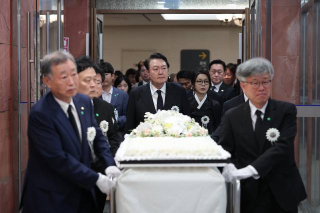 ▲윤석열 대통령이 지난 17일 오전 서울 서대문구 신촌세브란스병원 장례식장에서 열린 부친 윤기중 연세대 명예교수의 발인식에 참석하고 있다. ⓒ연합뉴스