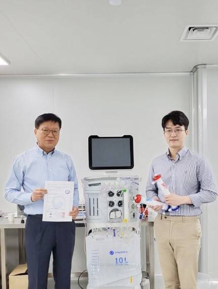 이진태 박사가 GMP 인증서를 들고 있는 모습. (시노펙스 제공)