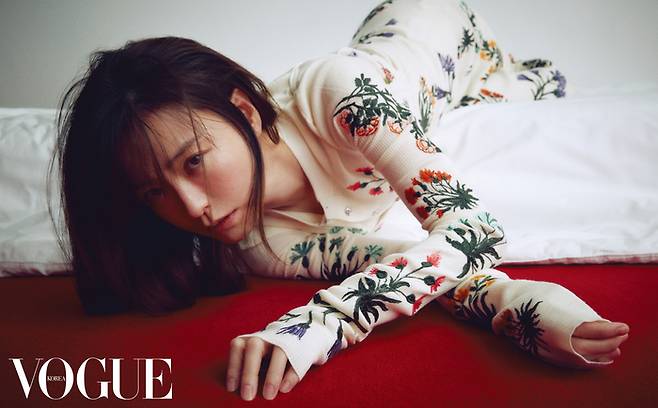 Jung Yu-mis  ⁇  Vogue Korea  ⁇  September issue pictorial was released in the movie  ⁇  Sleep  ⁇ , which is released on September 6, to take on the role of wife Sujin who confronts the fear that can not sleep every night. ⁇  Sleep  ⁇  is a movie about two happy newlyweds Suspension and Sujin who are struggling to solve the secrets of the terrible horror that begins at the moment of Sleeping.Jung Yu-mis appearance, which emanates a subtle atmosphere in everyday items reminiscent of  ⁇ Sleep ⁇ , such as a bed and a pillow, stimulates curiosity about  ⁇ Sleep ⁇ , which predicts a fresh story through a unique setting called  ⁇  abnormal behavior ⁇  during sleep.Jung Yu-mis more detailed interviews and pictures can be found in  ⁇  Vogue Korea  ⁇ .