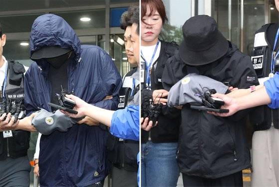 경기 용인에서 8년 전 장애를 갖고 태어난 아기를 살해한 뒤 시신을 유기한 혐의로 체포된 친부와 외조모가 검찰에 송치됐다. 지난달 14일 오전 경기 용인시 처인구 용인동부경찰서에서 친부와 외조모가 호송차량으로 향하고 있다. 뉴스1