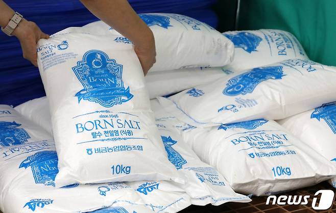 (서울=뉴스1) 박세연 기자 = 22일 서울 서초구 하나로마트 양재점에서 천일염을 판매하고 있다. 이날 일본의 후쿠시마 방사능 오염수의 해양 방류 시작 일정이 오는 24일로 정해지며 천일염 수요가 늘어나고 있다. 2023.8.22./뉴스1 Copyright (C) 뉴스1. All rights reserved. 무단 전재 및 재배포 금지.