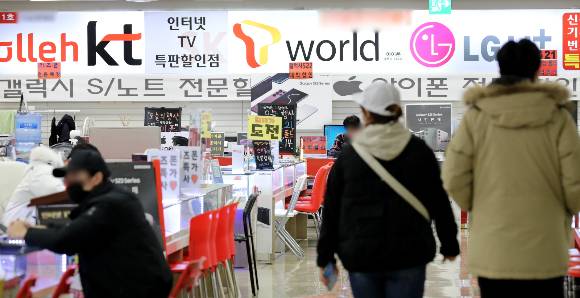 최근 삼성전자 차세대 폴더블폰(접이식 휴대폰) '갤럭시Z 시리즈'를 싼 가격에 판매한다는 광고들이 줄을 잇는 가운데 소비자들의 주의가 요구된다. 사진은 지난 2월 서울 구로구 신도림 테크노마트 휴대폰 매장. /사진=뉴스1