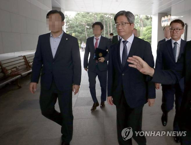 청주지법 방문한 김명수 대법원장 (청주=연합뉴스) 김형우 기자 = 22일 오후 청주지방법원을 찾은 김명수 대법원장이 법원 관계자의 안내를 받아 법원 별관으로 이동하고 있다. 2023.8.22 vodcast@yna.co.kr