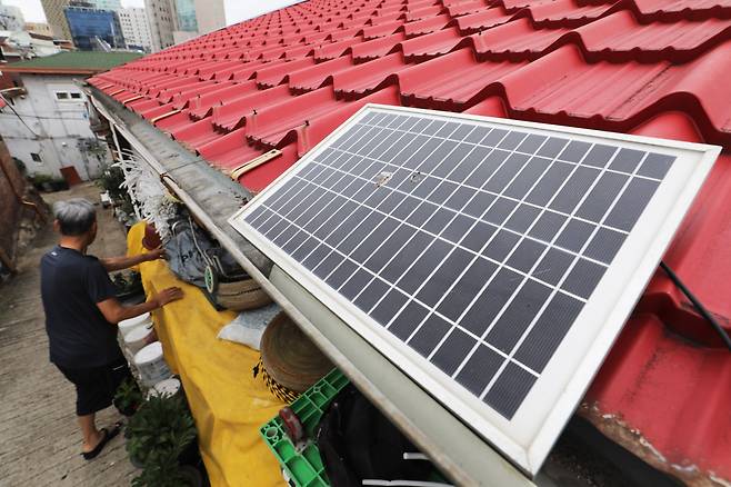 한국태양광산업협회는 작년 6월 32% 수준이던 중국산 태양광 모듈의 국내 시장 비중이 올해 말 60%까지 확대될 것으로 내다보고 있다. 서울의 한 주택 지붕에 가정용 태양광 발전 설비가 설치돼 있다. / 뉴스1